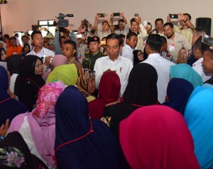 President Jokowi engages in a dialogue with PKH recipients at the Mandala Multipurpose Building, Garut, West Java, Saturday (19/1). Photo by: Deny S/PR.
