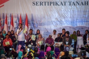 President Jokowi distributes 6,000 land certificates to the people of Garut, West Java, Saturday (19/1). (Photo by: Agung/Public Relations).