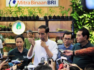 Presiden Jokowi didampingi Seskab dan Menteri BUMN menjawab wartawan usai membuka Green Festival 2019, di JCC Jakarta, Kamis (31/1) siang. (Foto: JAY/Humas)