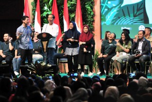Presiden Jokowi berbicara dengan para milenial pada pembukaan Green Fest Tahun 2019, di JCC Jakarta, Kamis (31/1) siang. (Foto: JAY/Humas)