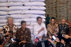 Presiden Jokowi didampingi sejumlah pejabat menjawab wartawan usai meninjau Gudang Bulog, Perum Bulog Divre DKI Jakarta, Kelapa Gading, Jakarta Utara, Kamis (10/1) pagi. (Foto: AGUNG/Humas)