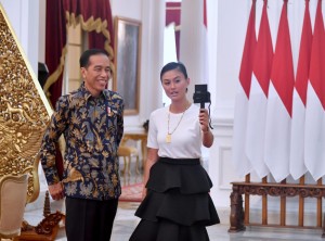 Presiden Jokowi saat ngevlog bersama artis Agnez Mo di Istana Merdeka, Jakarta, Jumat (11/2). (Foto: BPMI).