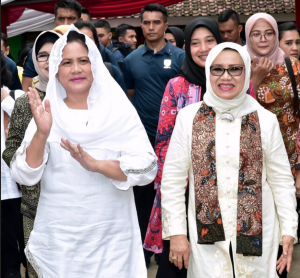 Ibu Negara Iriana bersama Ibu Mufidah Jusuf Kalla dan Ibu-Ibu anggota OASE-KK, saat berkunjung ke Banyuwangi, Jatim, Senin (28/1). (Foto: Setpres)