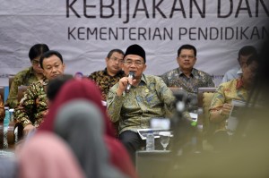Mendikbud Muhadjir Effendy menyampaikan keterangan pers terkait PPDB 2019, di kantor Kemendikbud, Jakarta, Senin (15/1) kemarin. (Foto: Humas Kemendikbud)
