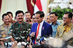 Presiden Jokowi didampingi Seskab, Panglima TNI, dan Kapolri menjawab wartawan usai membuka Rapim TNI-Polri 2019, di Istana Negara, Jakarta, Selasa (29/1) siang. (Foto: JAY/Humas)