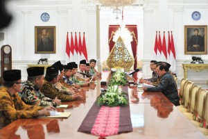 Presiden Jokowi didampingi sejumlah pejabat menerima pengurus LPOI di Istana Merdeka, Jakarta, Selasa (22/1) sore. (Foto: JAY/Humas)