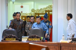 Presiden Jokowi didampingi Wapres dan Seskab memasuki ruang rapat terbatas, di Kantor Presiden, Jakarta, Senin (14/1) siang. (Foto: JAY/Humas)