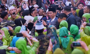 President Jokowi answers reporters questions after attending the 73rd Anniversary of Muslimat NU and mass prayer for the safety of the nation and state, at Gelora Bung Karno Stadium, Central Jakarta, Sunday (27/1). (Photo by: Rahmat/Public Relations).