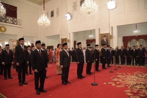 Para duta besar baru RI untuk 16 negara sahabat yang dilantik oleh Presiden Jokowi, di Istana Negara, Jakarta, Senin (7/1) siang. (Foto: OJI/Humas)