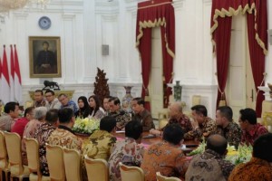 Presiden Jokowi didampingi Seskab dan Koordinator SKP menerima para pengusaha beras, di Istana Merdeka, Jakarta, Kamis (24/1) pagi. (Foto: Antara)