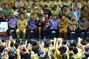 Presiden Jokowi menyampaikan sambutan dalam silaturahim dengan perangkat desa, di Istora Senayan Gelora Bung Karno, Jakarta, Senin (14/1) siang. (Foto: Rahmat/Humas)