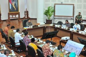 Vice President Jusuf Kalla leads a meeting on Integration of Intermodal Transportation Systems in the Jabodetabek at the Office of the Vice President, Jakarta. (Photo by: Jay/Public Relations). 
