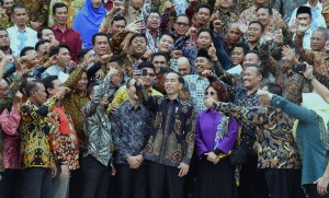 Presiden Jokowi berswa foto bersama perwakilan nelayan di halaman Istana Negara, Jakarta, Selasa (22/1) siang. (Foto: Rahmat/Humas)