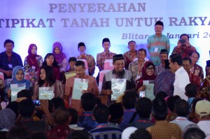 Presiden Jokowi menyerahkan secara simbolis 2.500 sertifikat hak atas tanah kepada masyarakat, di Pendopo Kabupaten Blitar, Jatim, Kamis (3/1) sore. (Foto: OJI/Humas)