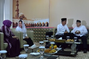 Presiden Jokowi berbincang akrab dengan Prof.K.H. Quraish Shihab saat bersilaturahmi di Pondok Pesantren Bayt Alquran, Pondok Cabe, Pamulang, Tangsel, Jumat (25/1) pagi. (Foto: Deny S/Humas)