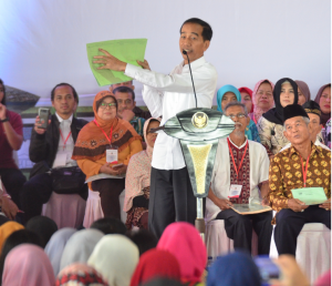 President Jokowi distributes 40,172 Land Certificates at the Army Aviation Center, Pamulang, South Tangerang, Friday (25/1). (Photo by: Deny S/Public Relations). 