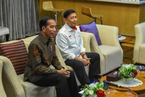 President Jokowi, accompanied by Coordinating Minister for Political, Legal, and Security Affairs Wiranto, makes a teleconference call with former President Prof. Dr. BJ Habibie who is hospitalized in Germany, Monday (14/1). (Photo: JAY/PR)