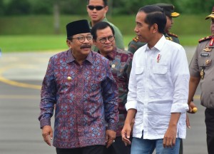 Presiden Jokowi disambut Gubernur Jatim Soekarwo saat tiba di Bandara Abdul Rahman Saleh, Malang, untuk kunjungan kerja ke Blitar dan sejumlah kota lain, Kamis (3/1) pagi. (Foto: Rahmat/Humas)