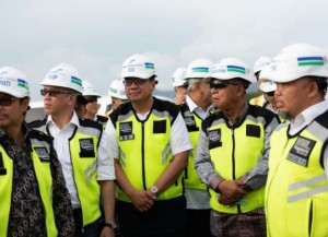 Menko Perekonomian Darmin Nasution didamping sejumlah pejabat meninjau progres pembangunan Bandara NYIA, di Kulon Progo, DIY, Sabtu (19/1) siang. (Foto: EKON)