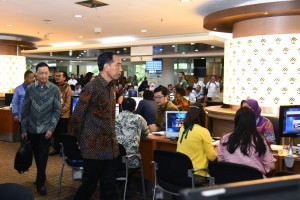 President Jokowi inspects the Online Single Submission (OSS) service at the Indonesian Investment Coordinating Boards (BKPM) One-Stop Service (PTSP), Jakarta, Monday (14/1) (Photo: Oji/Public Relations).