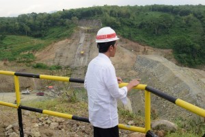 President Jokowi reviews the construction of Bendo Dam, in Ponorogo, East Java province, Friday (4/1). (Photo: Oji/PR)