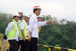 Presiden Jokowi didampingi sejumlah pejabat meninjau pembangunan Waduk Bendo, di Ponnorogo, Jatim, Jumat (4/1) siang. (Foto: OJI/Humas)