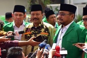 Chairman of GP Ansor Yaqut Cholil Qoumas answers reporters questions after meeting with President Jokowi, at Merdeka Palace, Jakarta, Friday (11/1). (Photo: Rahmat/PR)