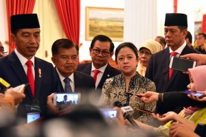President Jokowi, accompanied by several high-ranking officials, answers questions from the journalists after inauguration of Head of the BNPB at the State Palace, Jakarta. Wednesday (9/1) Photo by: Rahmat/PR.    