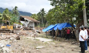 President Jokowi inspects a tsunami-hit Way Muli Village, Rajabasa District, South Lampung on Wednesday (2/1). Photo by: Presidential Secretariat. 