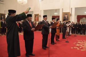 Seven members of the Witness and Victim Protection Agency (LPSK) for 2018-2023 term take oath in front of President Jokowi at the State Palace, Jakarta, Monday (7/1). Photo by OJI/PR.