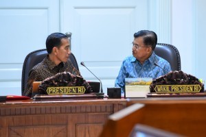 President Jokowi and Vice President Jusuf Kalla in a limited meeting on Accelerated Electric Vehicles, Monday (14/1) at the Presidential Office, Jakarta. (Photo by: Jay/Public Relations Division)