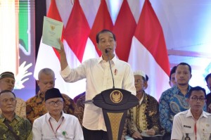 Presiden Jokowi menghadiri penyerahan 3.000 sertifipkat hak atas tanah, di Gedung Serbaguna Cendrawasih, Cengkareng, Jakarta Barat, Rabu (9/1) siang. (Foto: Deny S/Humas)