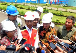 Presiden Jokowi menjawab pertanyaan wartawan usai meresmikan PLTU Cilacap Ekspansi, Desa Kuwasen, Kelurahan Karangkandri, Kecamatan Kesugihan, Kabupaten Cilacap, Jawa Tengah, Senin (25/2). (Foto: Humas/Rahmat)