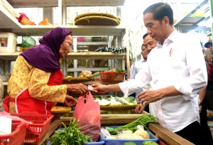 President Jokowi on his impromptu visit at Pelem Gading Market, Cilacap, Senin (25/2). (Photo by: Rahmat/Public Relations). 