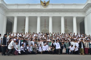 President Jokowi poses for group photo with Ulemas across Jakarta-Depok-Tangerang-Bekasi, at the State Palace, Jakarta, Thursday (7/2).  (Photo: PR/Fitri)