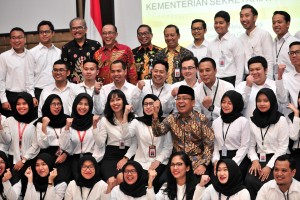 Mensesneg Pratikno berfoto bersama PNS yang baru dilantiknya, di aula Gedung III Kemensetneg, Jakarta, Selasa (19/2) pagi. (Foto: JAY/Humas)