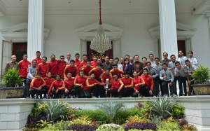 Presiden Jokowi didampingi sejumlah pejabat berfoto bersama Timnas U-22, di teras belakang Istana Merdeka, Jakarta, Kamis (28/2) pagi. (Foto: Deny S/Humas)