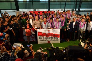 Timnas U-22 yang baru saja menjuarai Piala AFF langsung menerima bonus dari Menpora, yang diserahkan setibanya Timnas di Bandara Soekarno Hatta, Tangerang, Banten, Rabu (27/2) malam. (Foto: Humas Kemenpora)