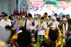 Presiden Jokowi didampingi pengurus PBNU membunyikan angklung untuk membuka Munas Alim Ulama dan Konbes NU 2019, di Kota Banjar, Jabar, Rabu (27/2) siang. (Foto: OJI/Humas)