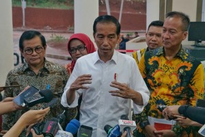 Presiden Jokowi didampingi Seskab dan Mensos menjawab wartawan usai menghadiri acara Penyaluran Bantuan Sosial PKH dan BPNT, di Gedung Laga Tangkas, Cibonong, Bogor, Jawbae, Jumat (22/2) sore. (Foto: Anggun/Humas)
