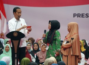 Presiden Jokowi berdialog dengan penerima PKH dan BPNT, di GOR Laga Tangkas, Cibinong, Kabupaten Bogor, Jawa Barat, Jumat (22/2) sore. (Foto: Anggun/Humas)