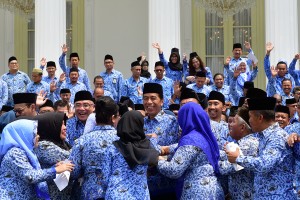 Presiden Jokowi tersenyum saat diserbu anggota KORPRI yang berebut untuk bersalaman dengan dirinya, di halaman Istana Merdeka, Jakarta, Selasa (26/2) siang. (Foto: AGUNG/Humas)