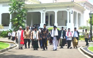 Presiden Jokowi bejalan dengan para peserta Halaqah Ulama Jawa Barat, di halaman Istana Merdeka, Jakarta, Kamis (27/2) siang. (Foto: Rahmat/Humas)