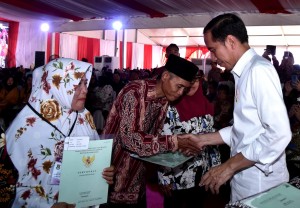 Presiden pada acara penyerahan Sertifikat Hak atas Tanah yang digelar di Lapangan Maulana Yudha Tigaraksa, Kabupaten Tangerang, Senin (18/2). (Foto: BPMI)