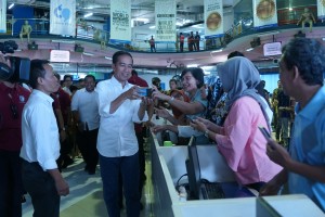 Presiden Jokowi memenuhi permintaan berfoto dengan karyawan Jawa Pos, di Graha Penda, Surabaya, Jatim, Sabtu (2/2) siang. (Foto: Fitri/Humas)