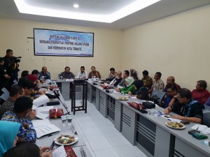 Rombongan anggota Komisi II DPR RI bertemu dengan pimpinan Kanwil BPN Maluku Utara, di Restoran Floridas, Ternate, Kamis (14/2) sore. (Foto: ANGGUN/Humas)