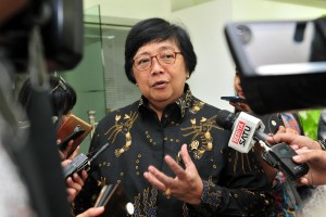 Menteri Lingkungan Hidup dan Kehutanan (LHK) Siti Nurbaya menjawab wartawan usai mengikuti rapat terbatas, di Kantor Kepresidenan, Jakarta, Selasa (26/2) siang. (Foto: JAY/Humas)