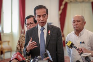 President delivers statement to the journalist after a meeting with CEO of Bukalapak Achmad Zaky at the Merdeka Palace, Jakarta, Saturday (16/2). Photo by: Agung/PR.