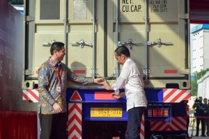 Presiden Jokowi didampingi Dirut PT Mayora Indah Tbk mengunci kontainer sebelum melepas ekspor ke-250 ribu kontainer perusahaan itu, di Cikupa, Tangerang, Banten, Senin (18/2) sore. (Foto: AGUNG/Humas)