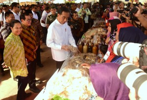 President Jokowi takes a look at products from Mekaar program recipients, in Magetan Regency, East Java, Friday (1/2). (Photo: Rahmat/PR)